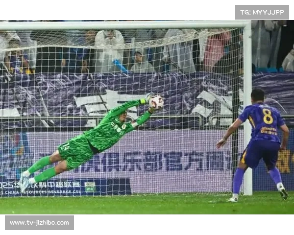 山东泰山队凭借反击战术力求突破申花防线迎接客场挑战